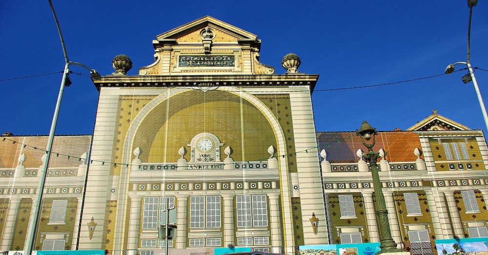 La grande façade de la Gare du Sud de Nice - 