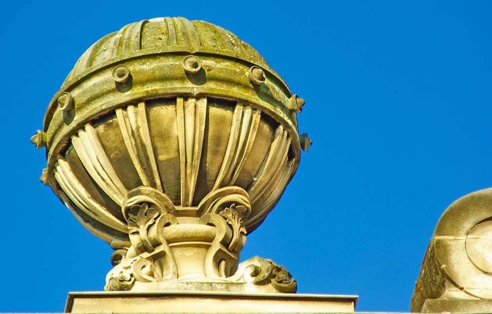 Un des globes de pierre surplombant la façade - 