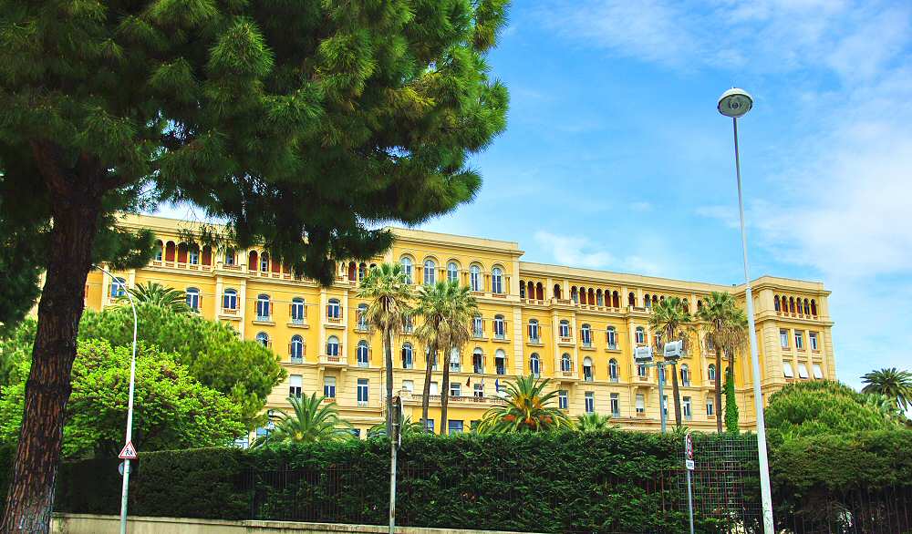 Le Parc Impérial et son Lycée, ex Grand Hôtel - 