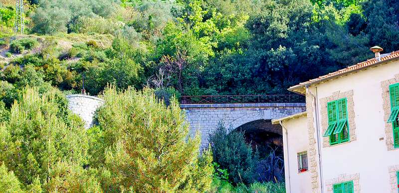Un des deux ponts de Vérani à la sortie du tunnel de Saint Pierre - 