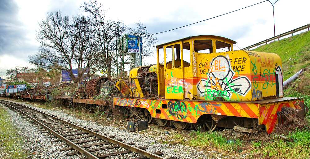 Le Locotracteur 51 en tête de son train musée ferroviaire - 