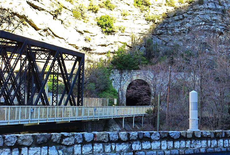 Entrée sud du tunnel de la Mescla (souterrain de 934 mètres) - 