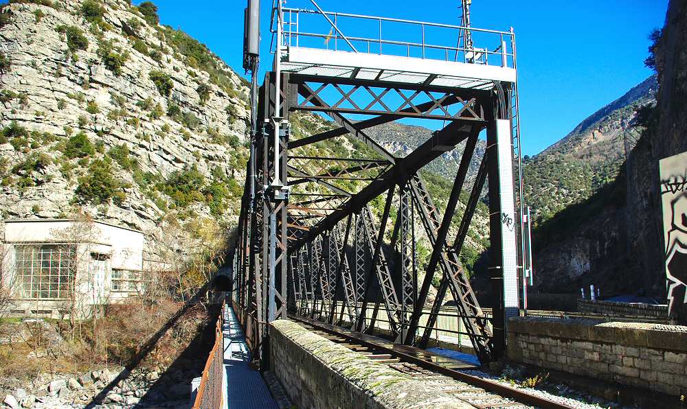 Le passage piétonnier sur le pont ferroviaire pour accéder à l usine - 