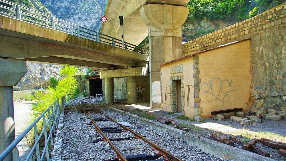 Les deux viaducs routiers et le tunnel ferroviaire de la Mescla - 
