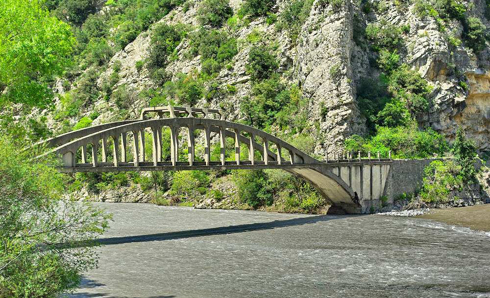 L extraordinaire pont du Tramway montant à Saint Etienne de Tinée - 